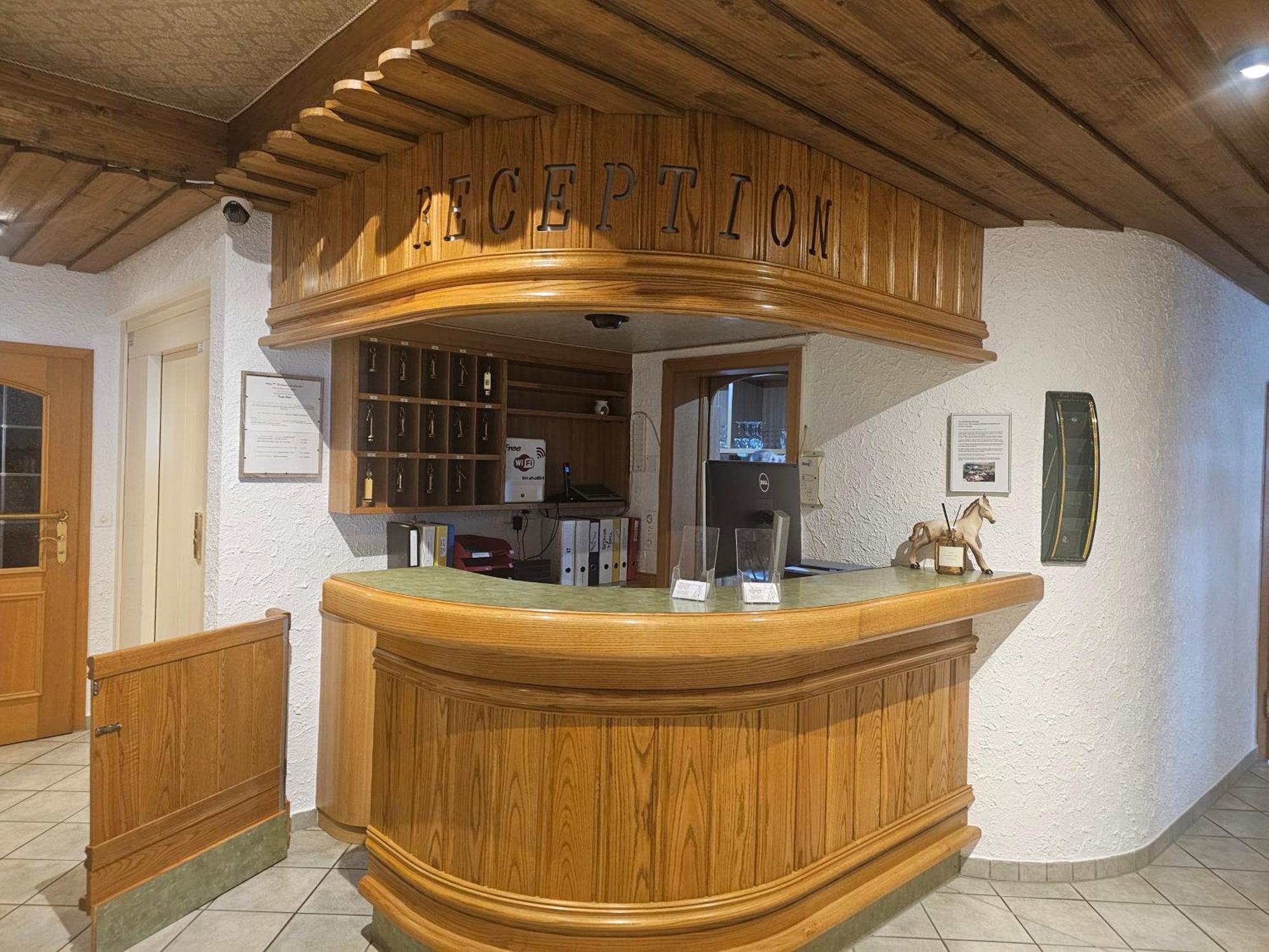 Le Cavalier Hotell Soyhières Exteriör bild
